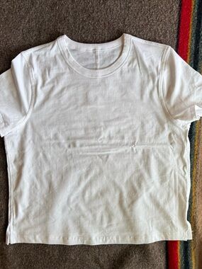 Lululemon size 6 white cropped t-shirt